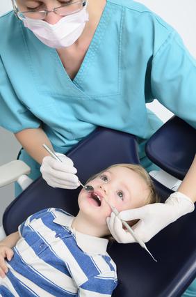 белые пятна на зубах у ребенка