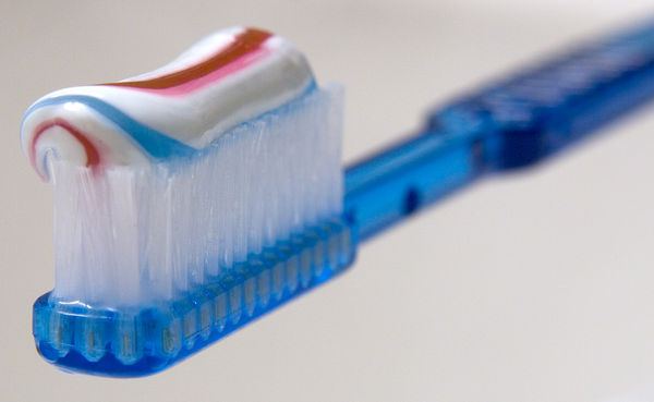 как отбелить ногти зубной пастой