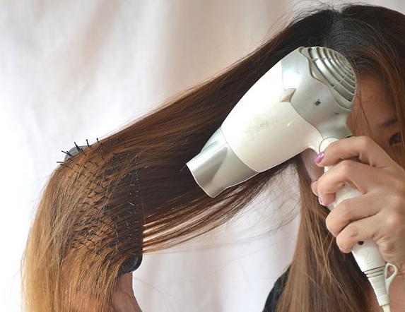 как выпрямить волосы без выпрямителя быстро