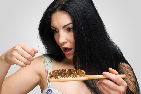 выпадение волос у женщин причины