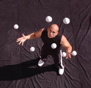 как научиться жонглировать 4 мячами 
