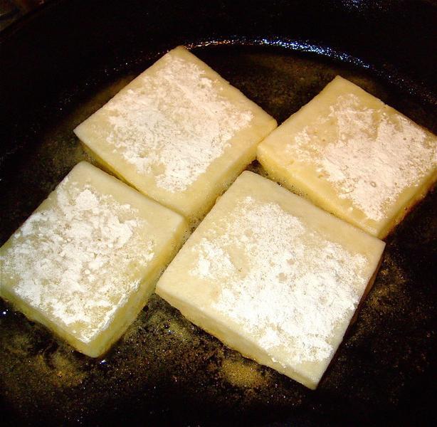 жареный сыр с чесноком