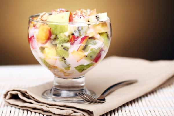 салат из фруктов с йогуртом