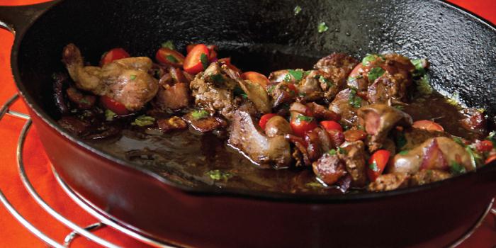 теплый салат с куриной печенью и рукколой