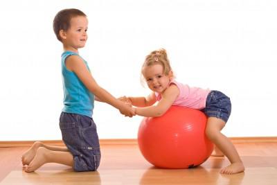 упражнения для детей с мячом