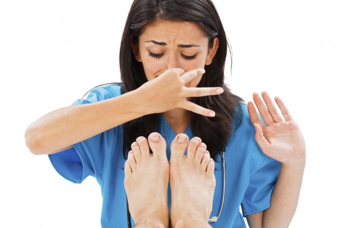 Как лечить неприятный запах ног в домашних условиях
