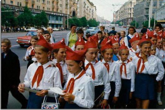 галстуки и пилотки пионерские