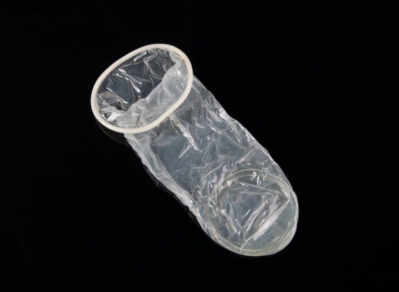 как надеть женский презерватив