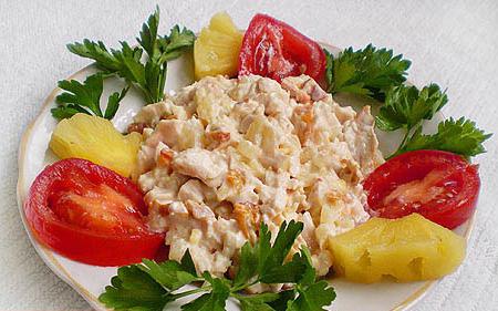 салат с ананасами и копченой курицей
