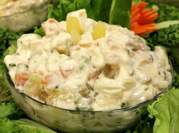 салат с вареной курицей