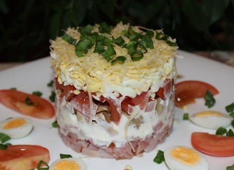 салат с копченым кальмаром