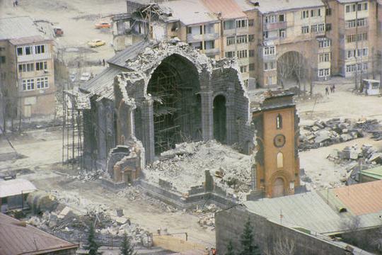 жертвы землетрясения в Армении