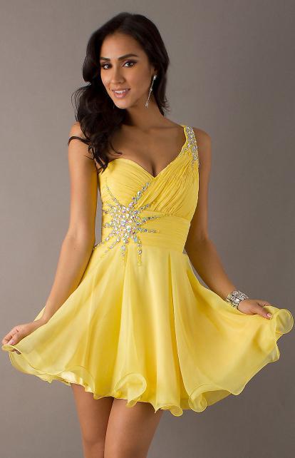 девушка в желтом платье