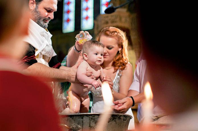 когда крестят новорожденного католики