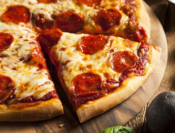 пицца с копченой колбасой помидорами и сыром