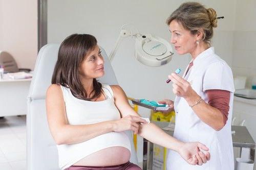 какие анализы сдает женщина во время беременности