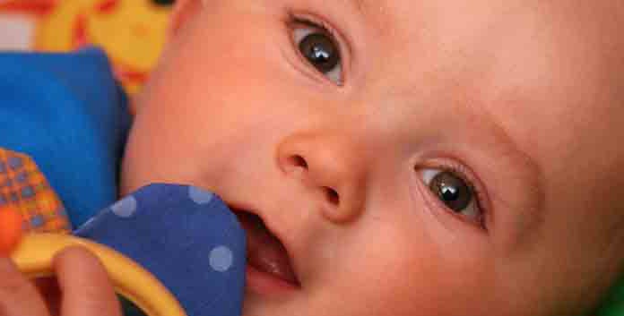 какого цвета глаза у новонарожденных детей