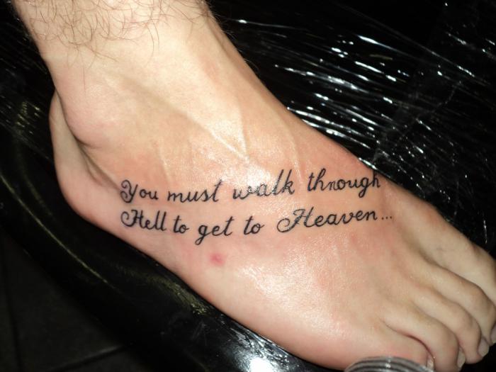 татуировки на ноге для мужчин надписи