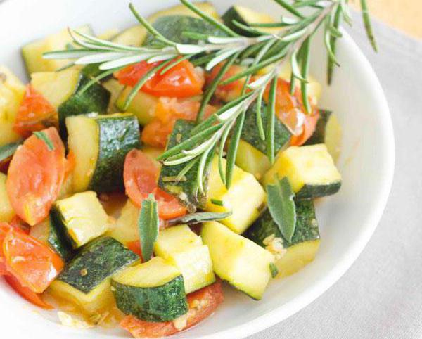 кабачки тушеные с морковью и помидорами