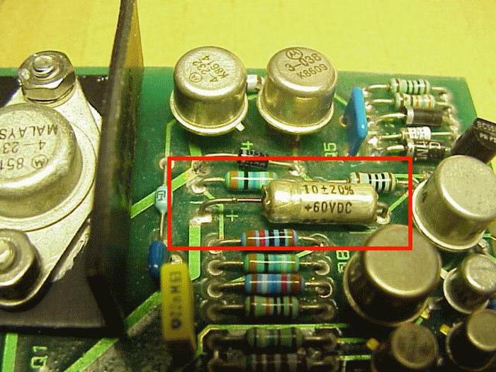 как проверить конденсатор мультиметром не выпаивая
