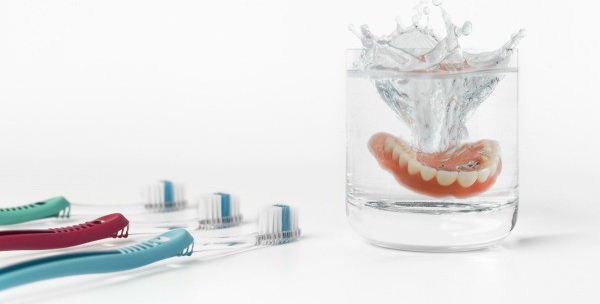 как ухаживать за протезами зубов 