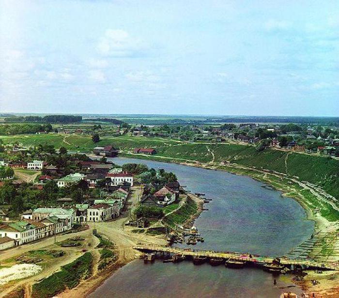 где берет начало река волга куда впадает 