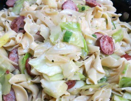 салат из пекинской капусты с копченой колбасой