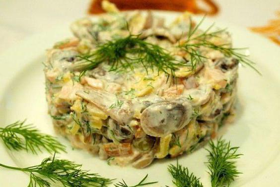 салат с грибами и копченой курицей