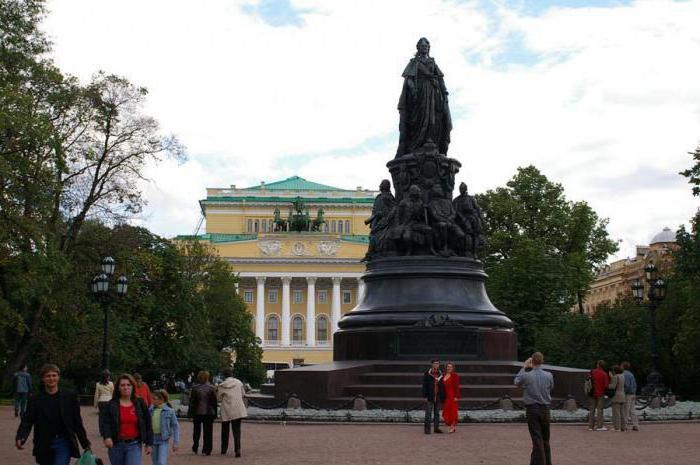 памятник екатерине 2 в санкт-петербурге описание