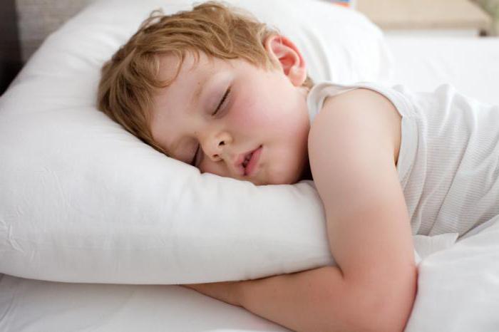почему у ребенка потеет голова во время сна причины