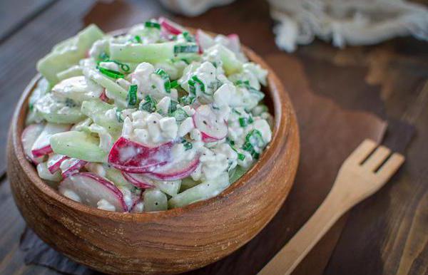 салат с зеленым луком и яйцом