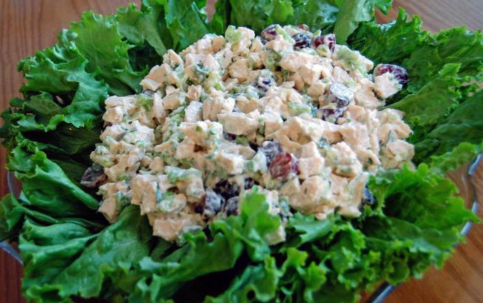 салат с копченой курицей