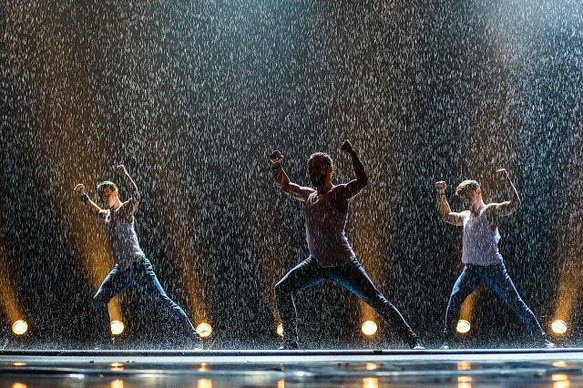 танцы шоу под дождем