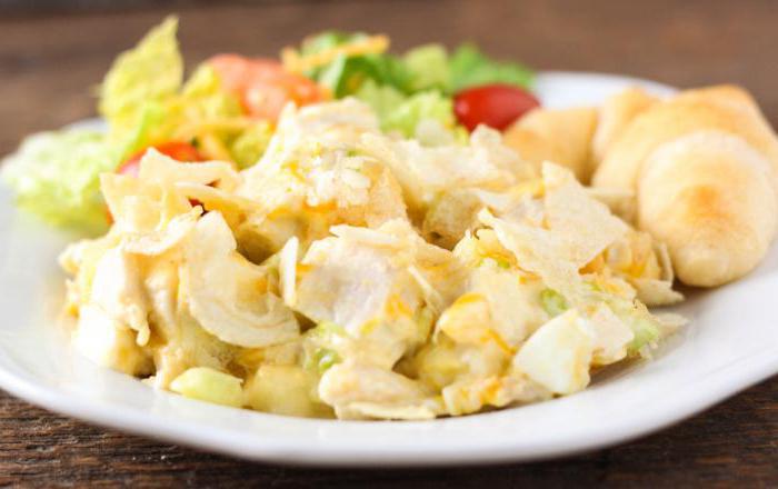 салат с корейской морковкой, курицей и чипсами