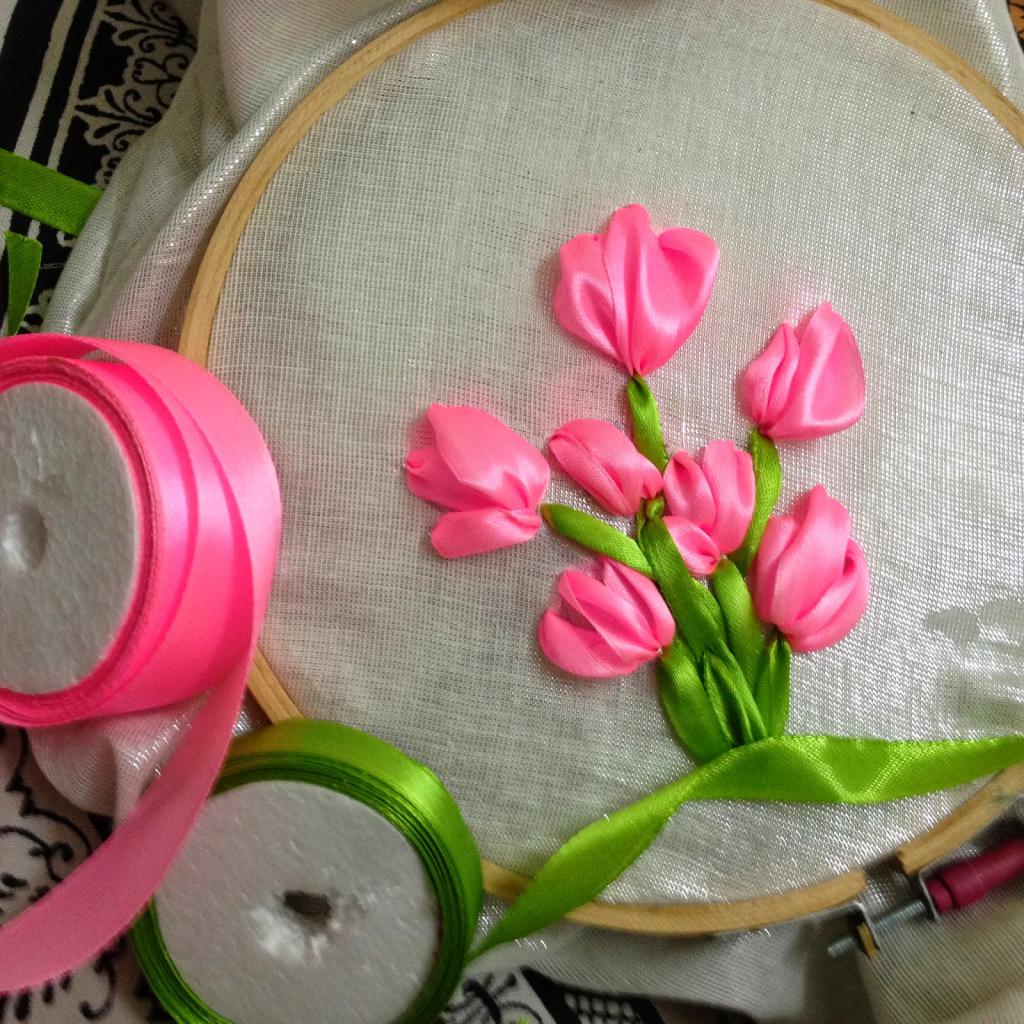 Вышивка лентами: тюльпаны