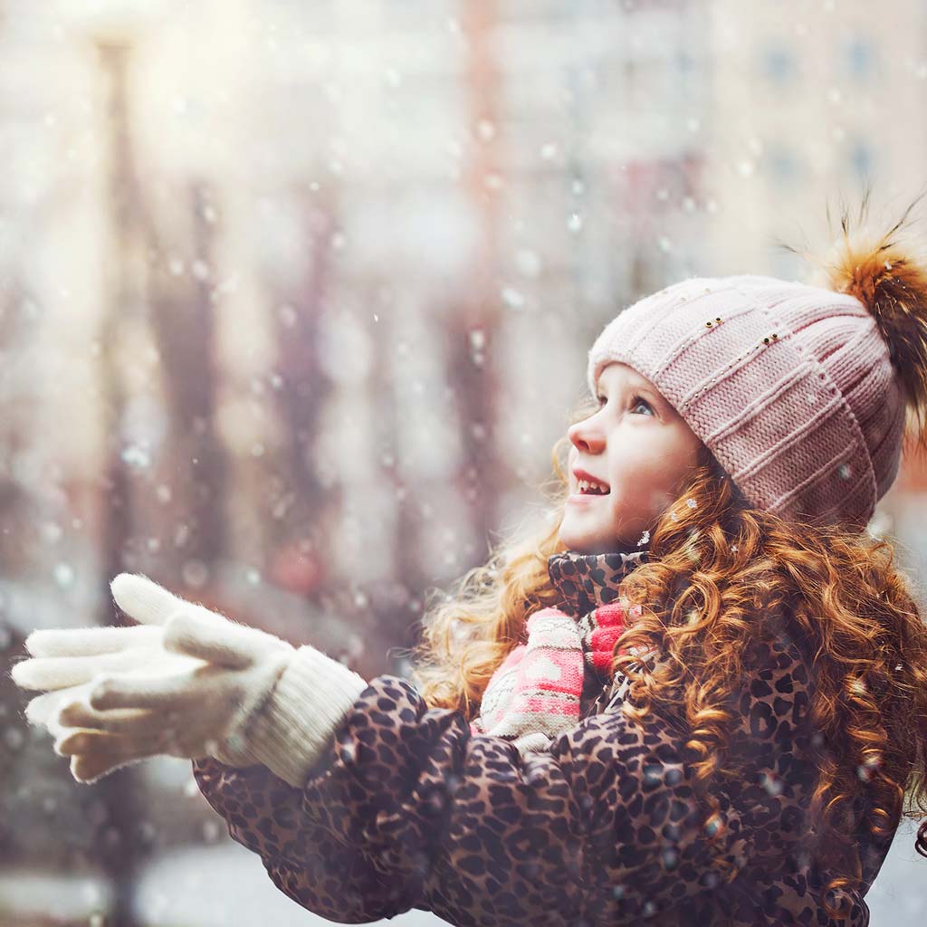 Девочка радуется снегу