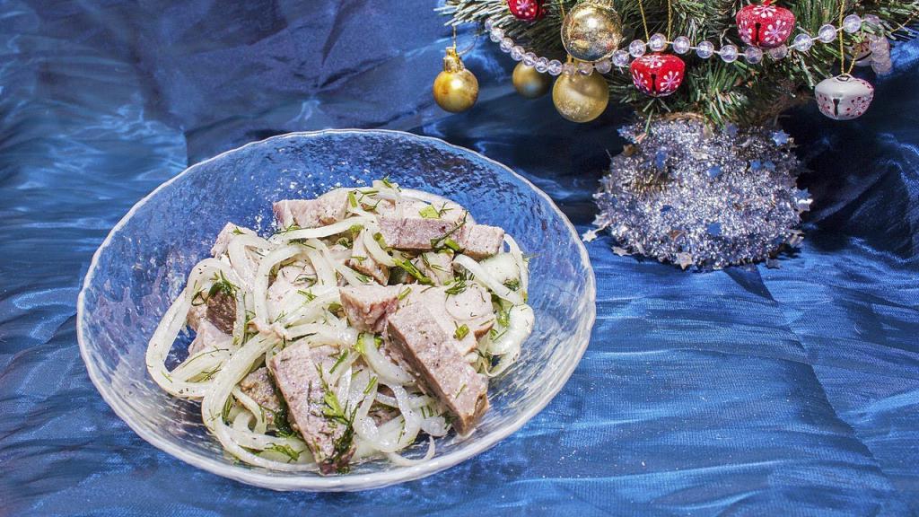 салат деревенский с говядиной, соленым огурцом и другими овощами