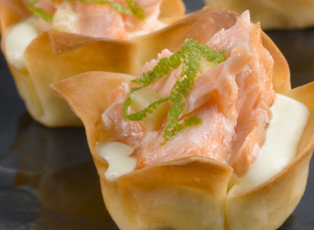 Тарталетки с сыром и красной рыбой