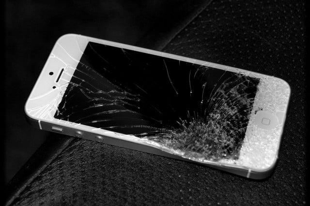Разбитый дисплей iPhone