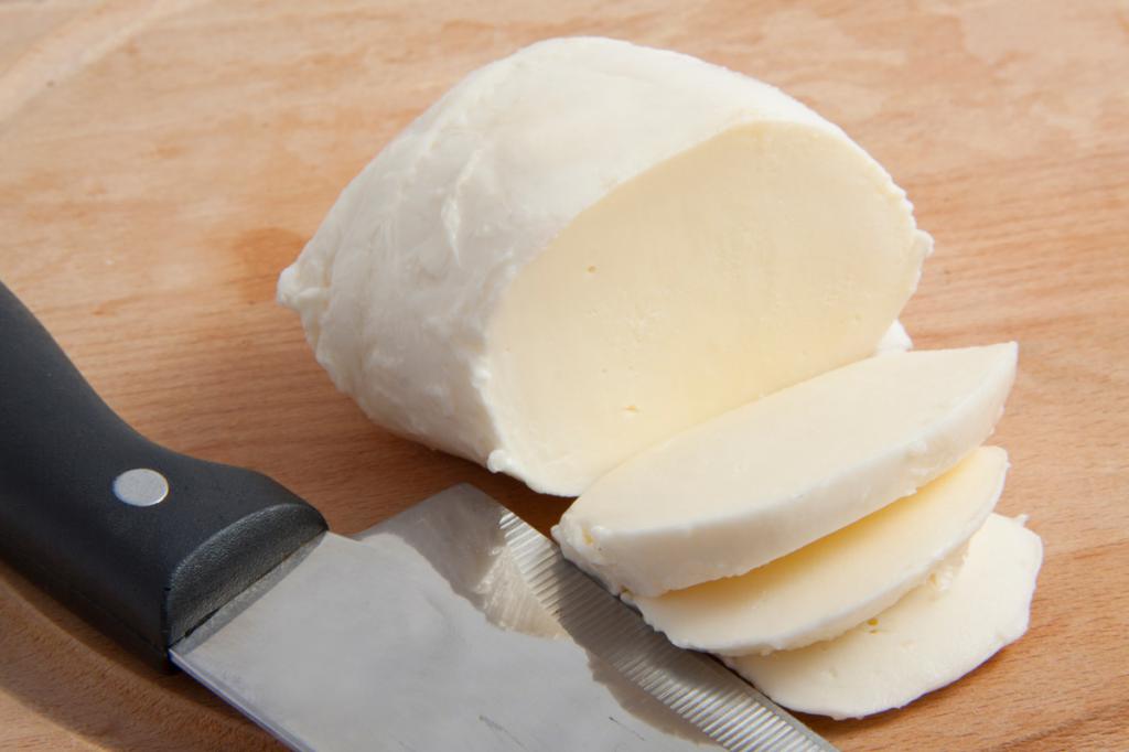 как подольше сохранить сыр в холодильнике свежим