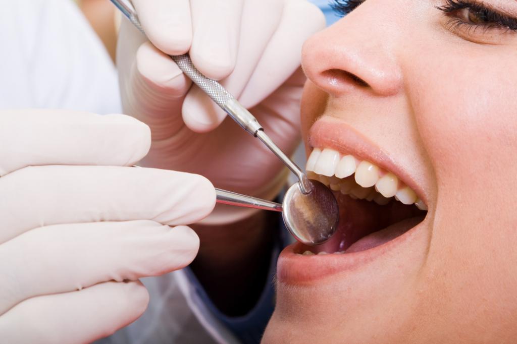 Как выровнять зубы без брекетов у подростков?