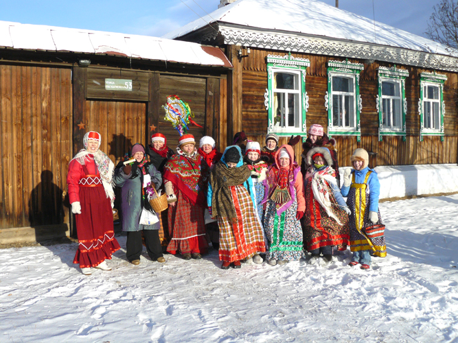 Люди, собирающиеся колядовать