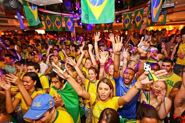 бразильцы празднуют победу сборной по футболу