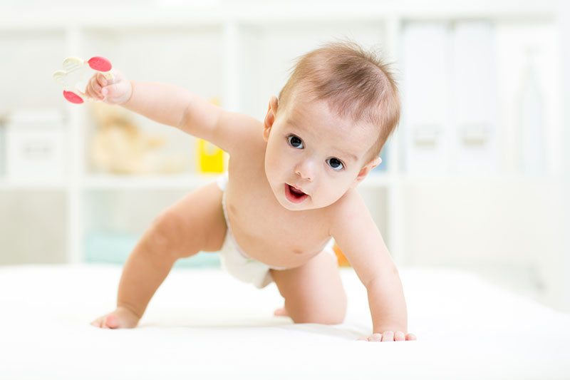 развитие ребенка 8 месяцев. что умеет?