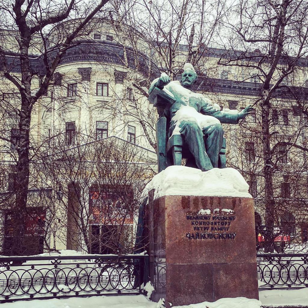 памятник Чайковскому зимой