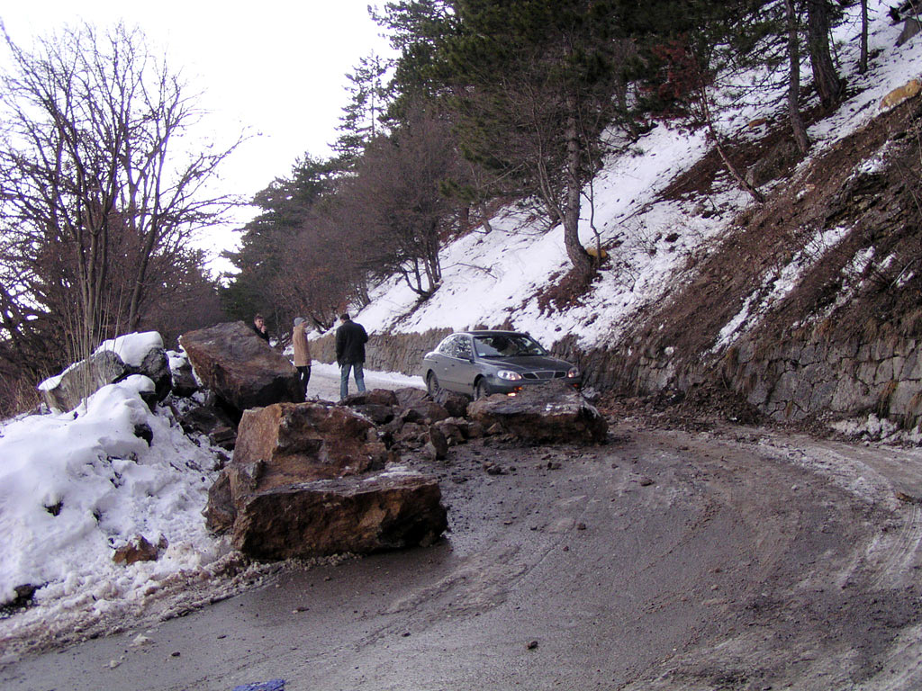 Камнепад на дороге