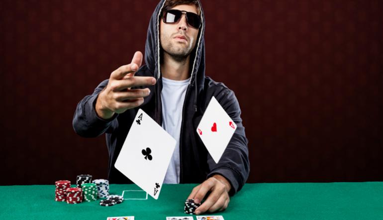 Игрок в покер блефует