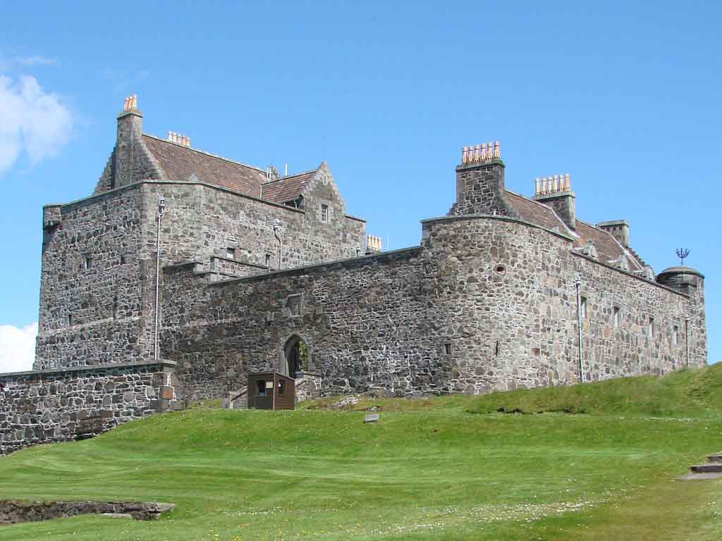 Замок окружала крепостная стена