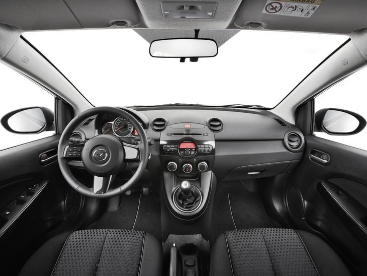 автомобиль mazda 2