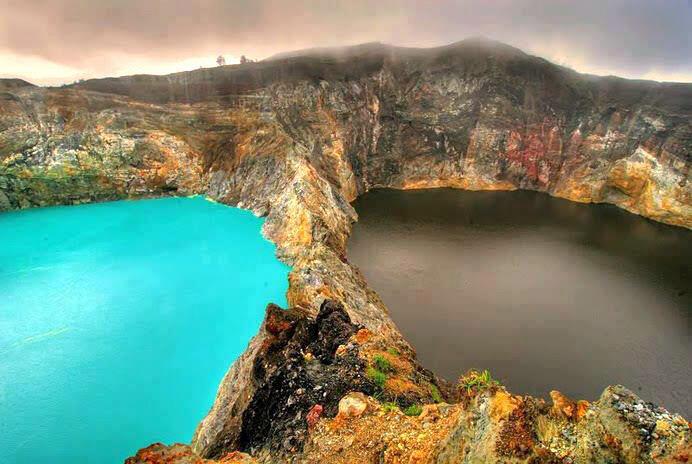Вулкан Келимуту с озерами